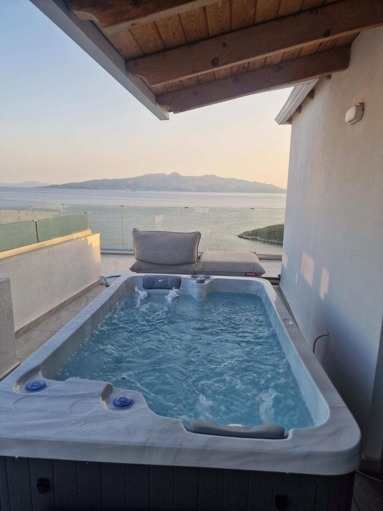 Penthouse With Jackuzy Apartment Sarande