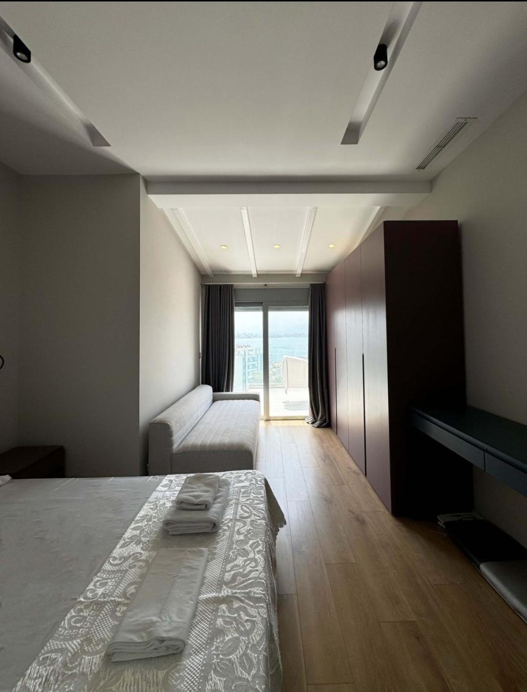 Penthouse With Jackuzy Apartment Sarande